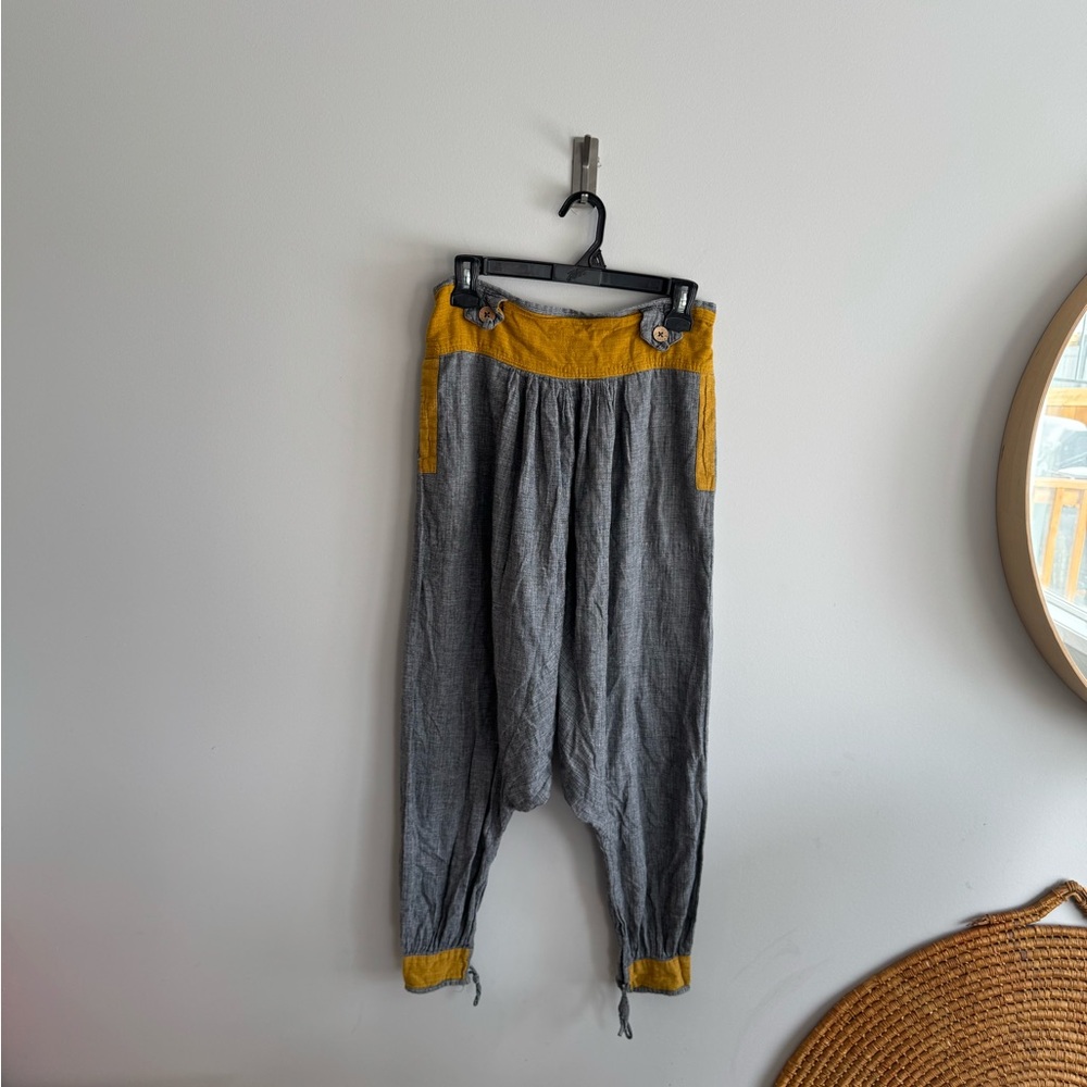 Black sheep women’s medium Gray and Yellow Pants